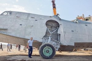 Установка самолета-памятника Бе-12 проходит под Евпаторией