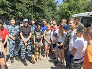 В Алуште полицейские провели акцию «Патриотизм в сердцах детей»