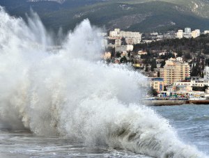 В этот день в Крыму сохраняется штормовое предупреждение