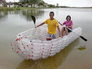 Отчаянный турист пробовал попасть в Крым на плоту из бутылок