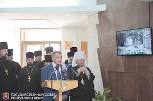 В Госсовете открылась фотовыставка о восстановлении крымского монастыря