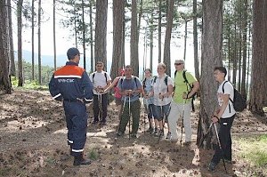 Спасатели рассказывают туристам в Крыму о правилах безопасности