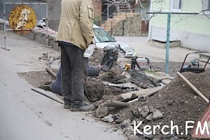 В Керчи на Театральной разрыли новый асфальт