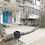 В Керчи упавшее дерево перекрыло проход в подъезд