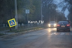 Ещё один знак пешеходного перехода в Керчи упал