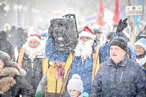 Крымские «моржи» устроили рождественский заплыв