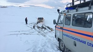 Крымские спасатели извлекли из снежного заноса автомобиль, в котором находилась беременная женщина