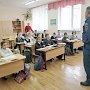 Сотрудники Государственной инспекции по маломерным судам МЧС России по городу Севастополю объясняют школьникам правила поведения на водных объектах