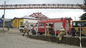 Пожарные и скорая помощь отработали взаимодействие при тушении условного пожара в Малом Маяке