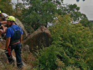 Спасатели эвакуировали мужчину и 12-летнюю девочку со скального обрыва Аю-Дага