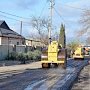 Две дороги в поселке Черноморское продолжают асфальтировать