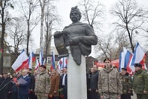 На митинге в Симферополе призвали соотечественников на Украине объединиться в пророссийское движение и повторить события Переяславской рады