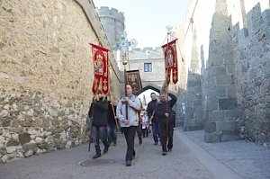 Через Воронцовский дворец прошел крестный ход в День Крещения Господня