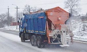 На борьбу с гололедом в Симферополе вышли 240 дворников