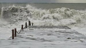 В Алуште спасли мужчину, которого волной унесло в море