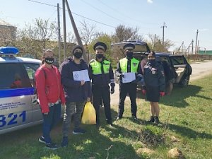 В Красногвардейском районе сотрудники ГИБДД раздают участникам дорожного движения информационные памятки и выясняют, почему граждане находятся вне дома