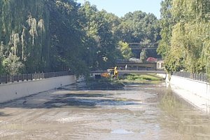 В столице Крыма начали очистку русла реки Салгир