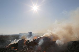 В Крыму полицейские сожгли КАМАЗ наркотических средств