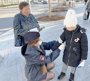 Автоинспекторы Севастополя на маршрутах патрулирования рассказывают пешеходам про необходимость соблюдения Правил дорожного движения