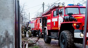 Спасатели полтора часа тушили деревянный дом в Севастополе