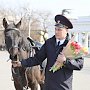 В Севастополе полицейские кавалеристы вместе с Общественным советом при УМВД поздравили женщин с 8 Марта