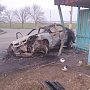 Автомобиль сгорел в Керчи после столкновения с остановкой