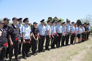 В Севастополе сотрудники и кадеты органов внутренних дел возложили цветы к могиле Михаила Македона